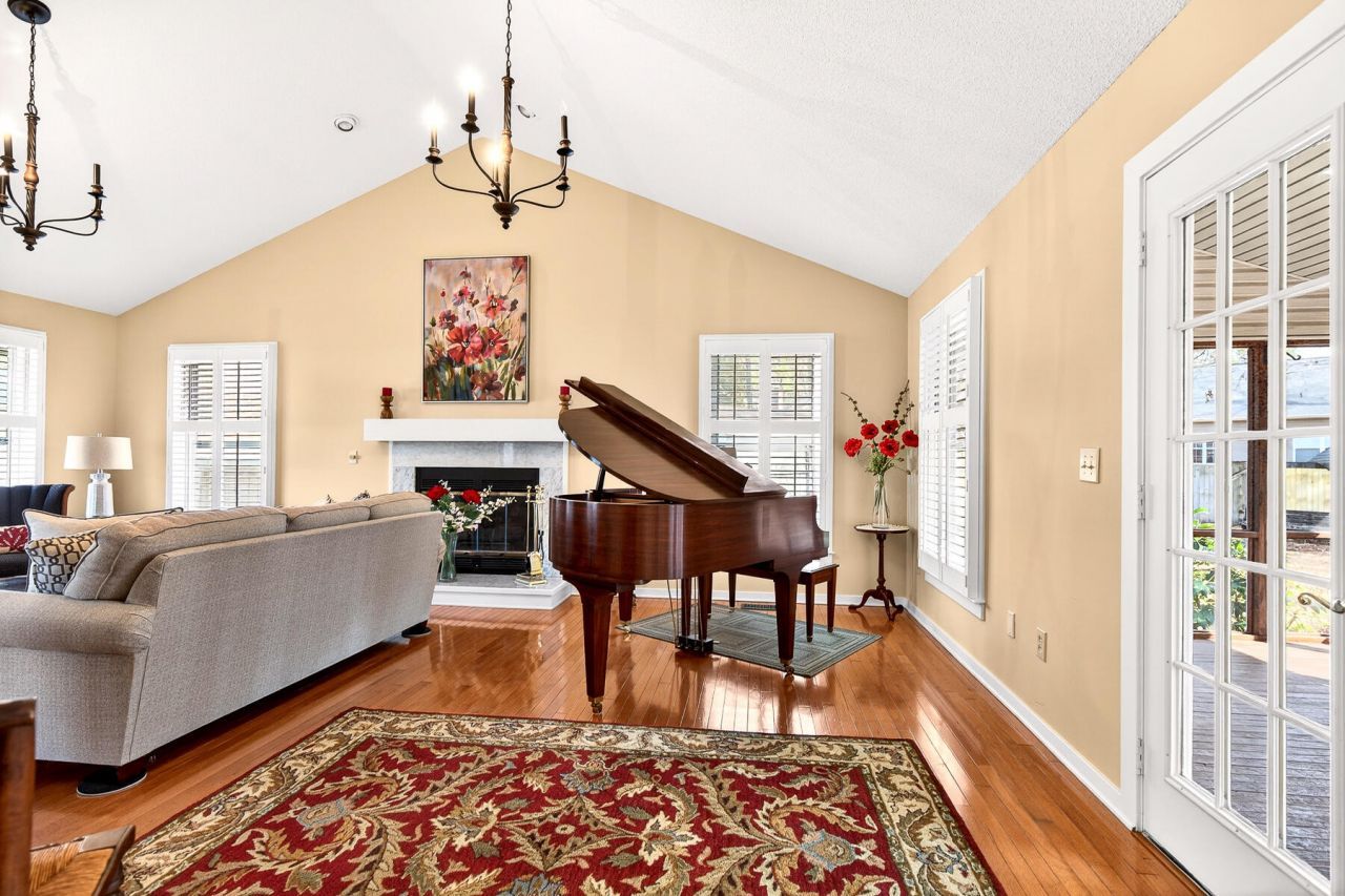 104 Glasgow Circle Photo 7