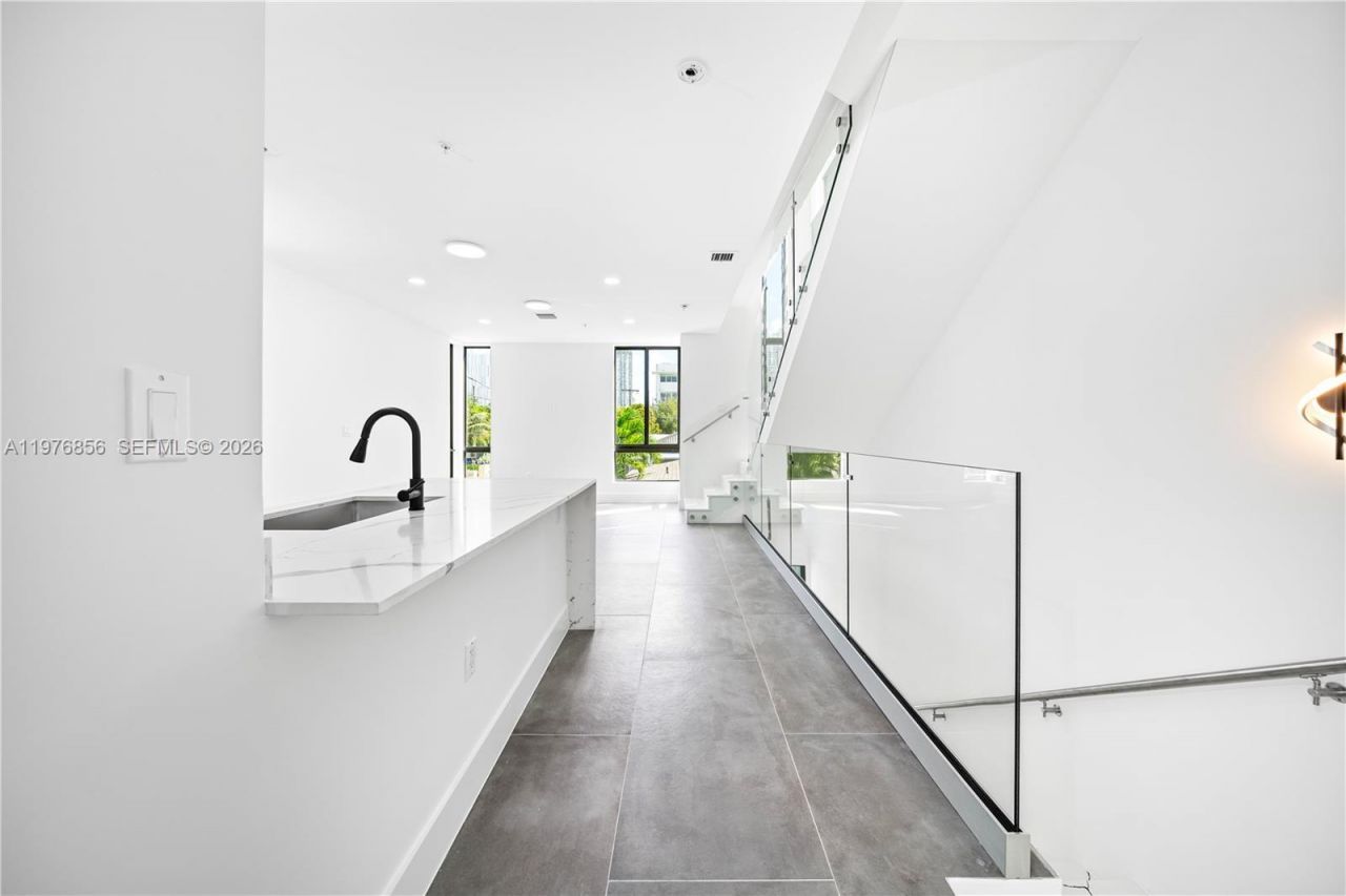 526 SW 2nd St, Miami, FL 33130 Photo