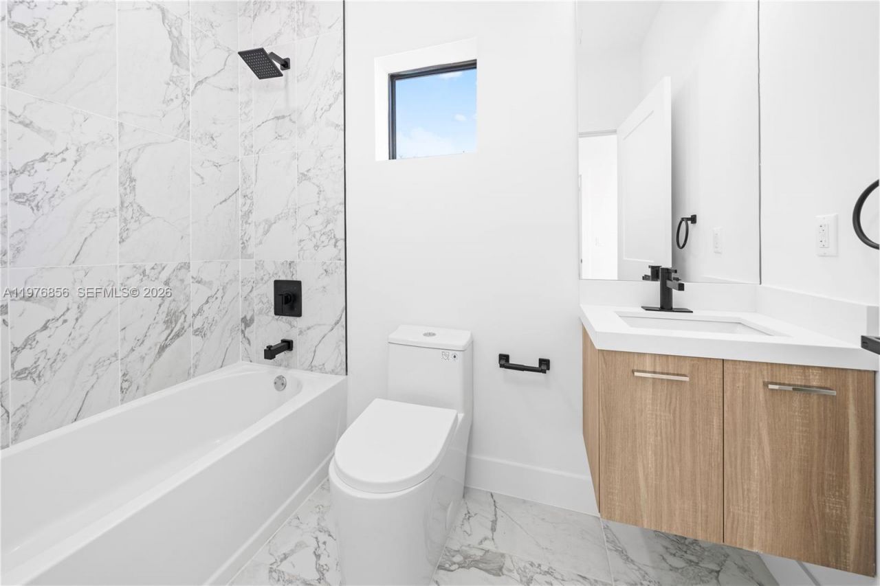 526 SW 2nd St, Miami, FL 33130 Photo