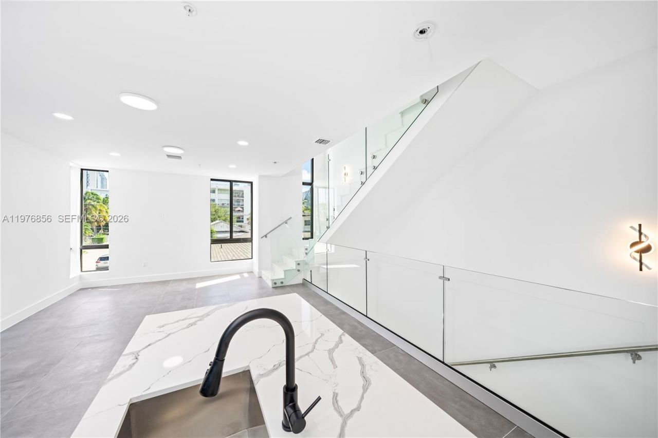 526 SW 2nd St, Miami, FL 33130 Photo