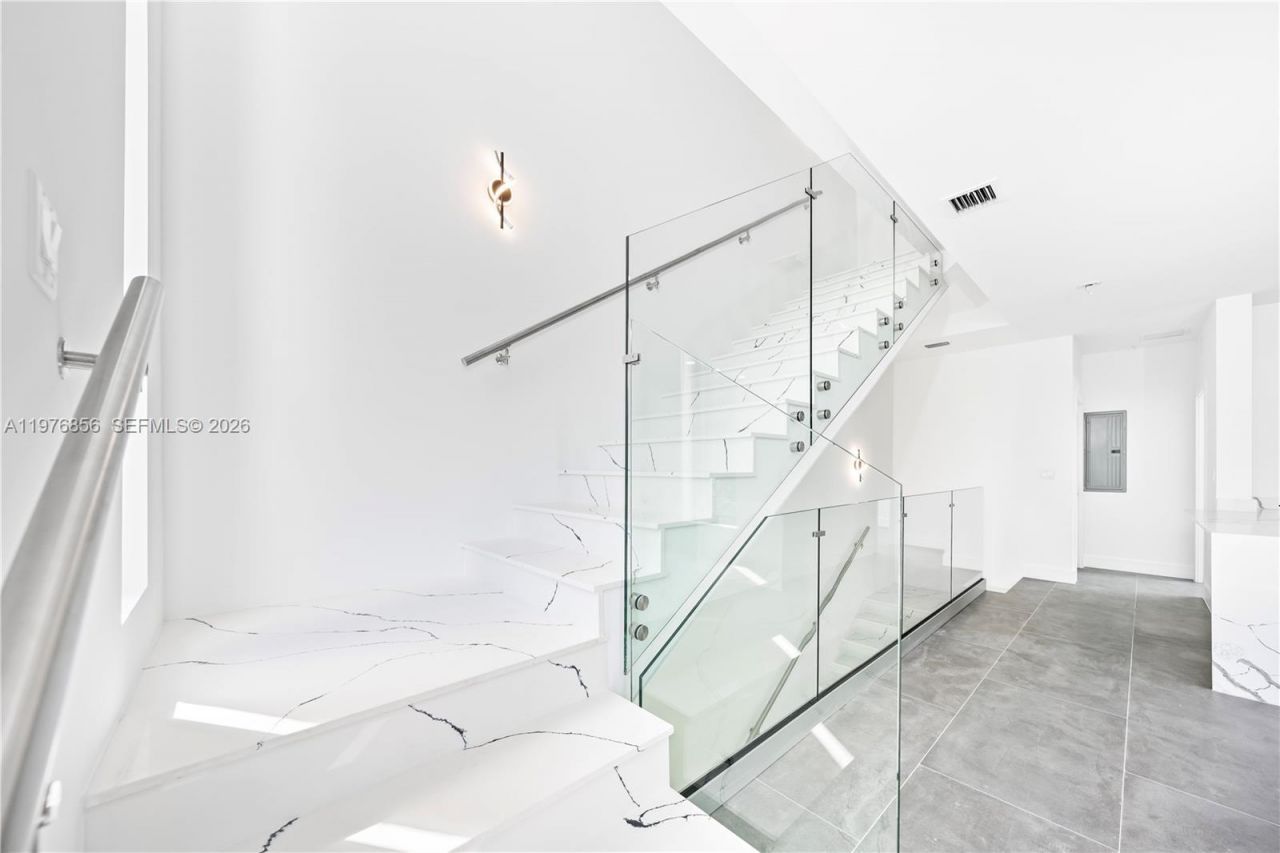 526 SW 2nd St, Miami, FL 33130 Photo