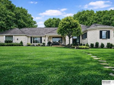 9925 Essex Drive , Omaha, NE 68114