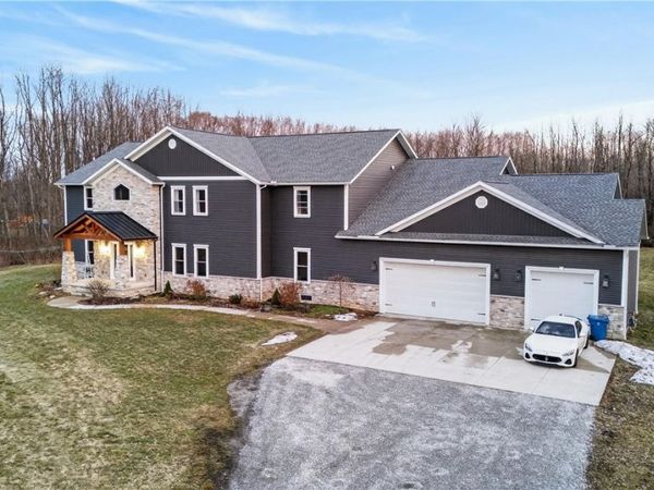 2252 Applegrove Street NE, Canton, OH 44721