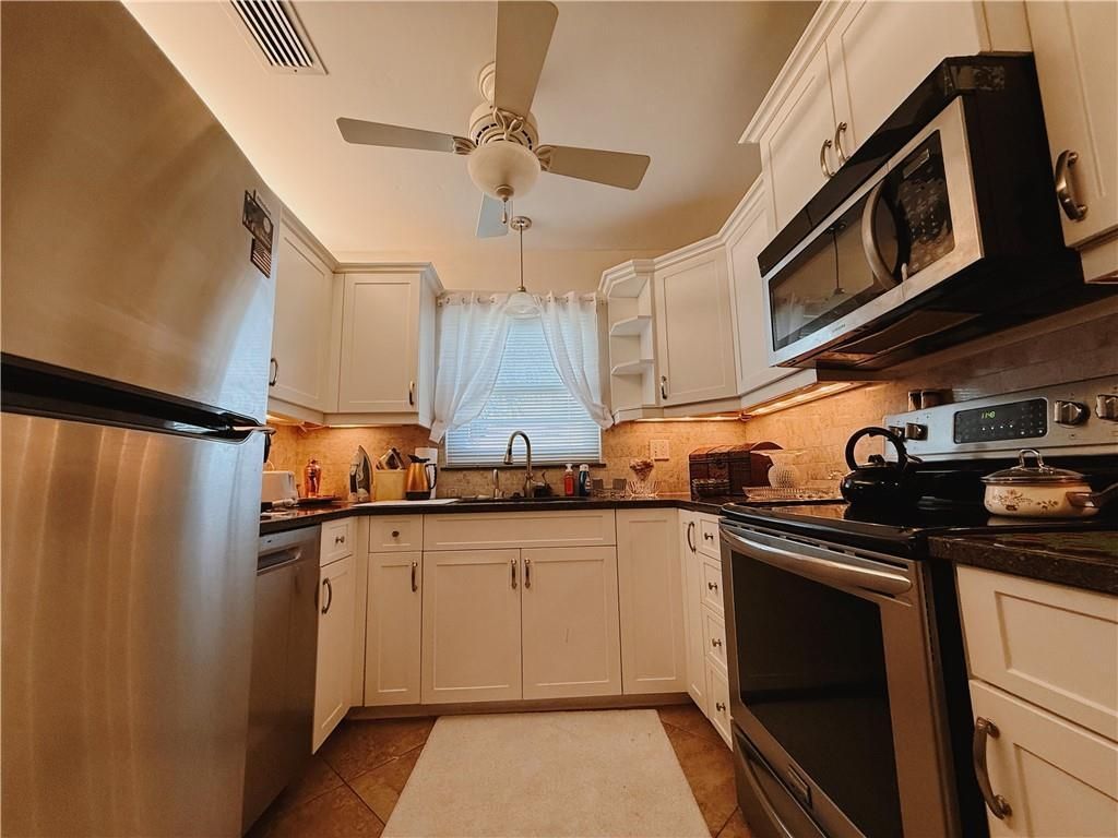 106 Spring Lake Court, Unit 201, Vero Beach, FL 32962 Photo