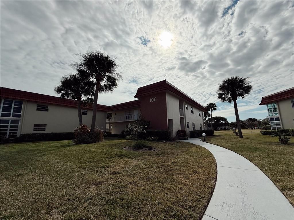106 Spring Lake Court, Unit 201, Vero Beach, FL 32962 Photo