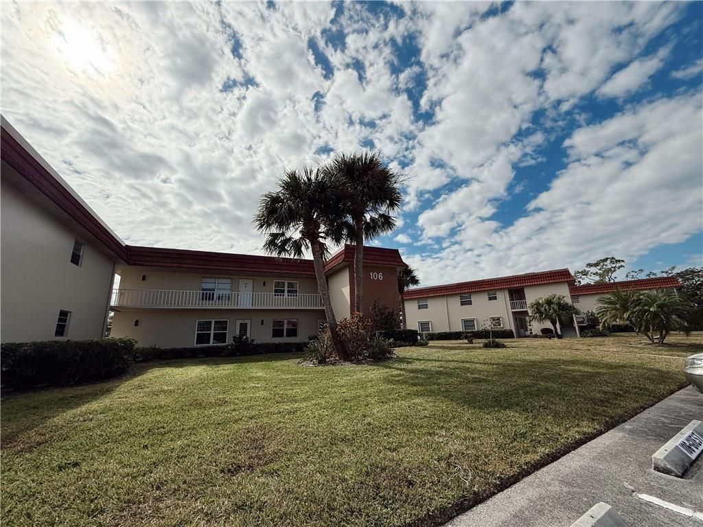 106 Spring Lake Court, Unit 201, Vero Beach, FL 32962 Photo