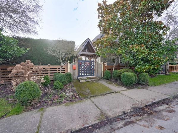 2221 Fernwood Rd , Victoria, BC V8T 2Z1