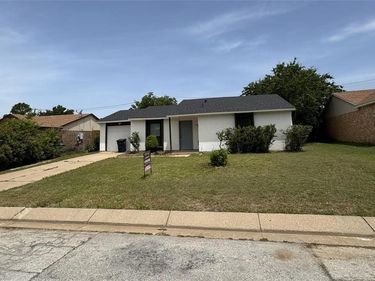 7005 Greenview Circle N, Fort Worth, TX 76120