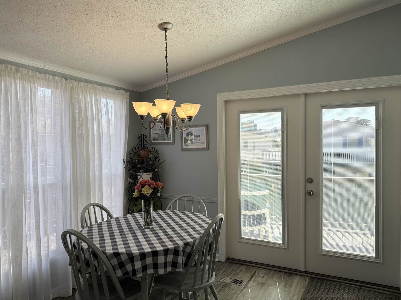 211 Dixon Dr. Photo 4