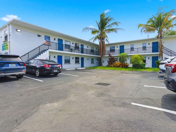 1015 NE 17th Avenue, Unit 203, Fort Lauderdale, FL 33304