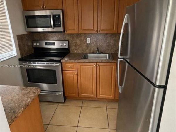 1735 W 60th St , Unit M201, Hialeah, FL 33012
