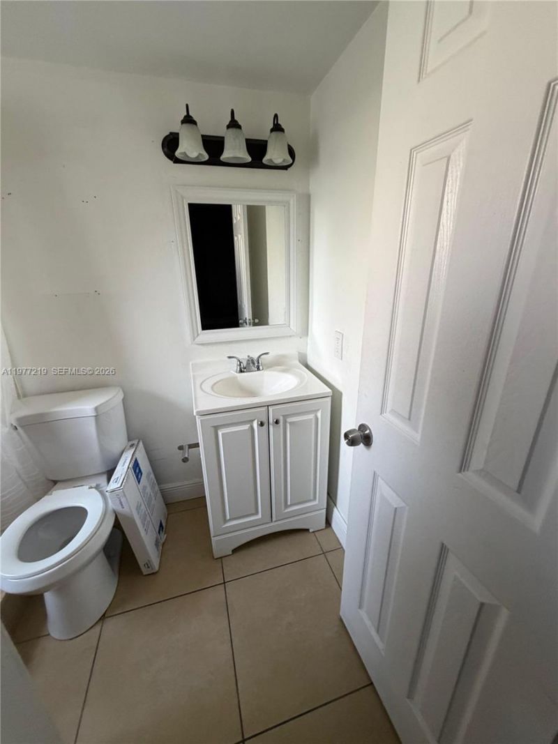 1735 W 60th St, Unit M201, Hialeah, FL 33012 Photo