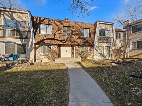 2924 Roberts Drive , Unit 8, Woodridge, IL 60517