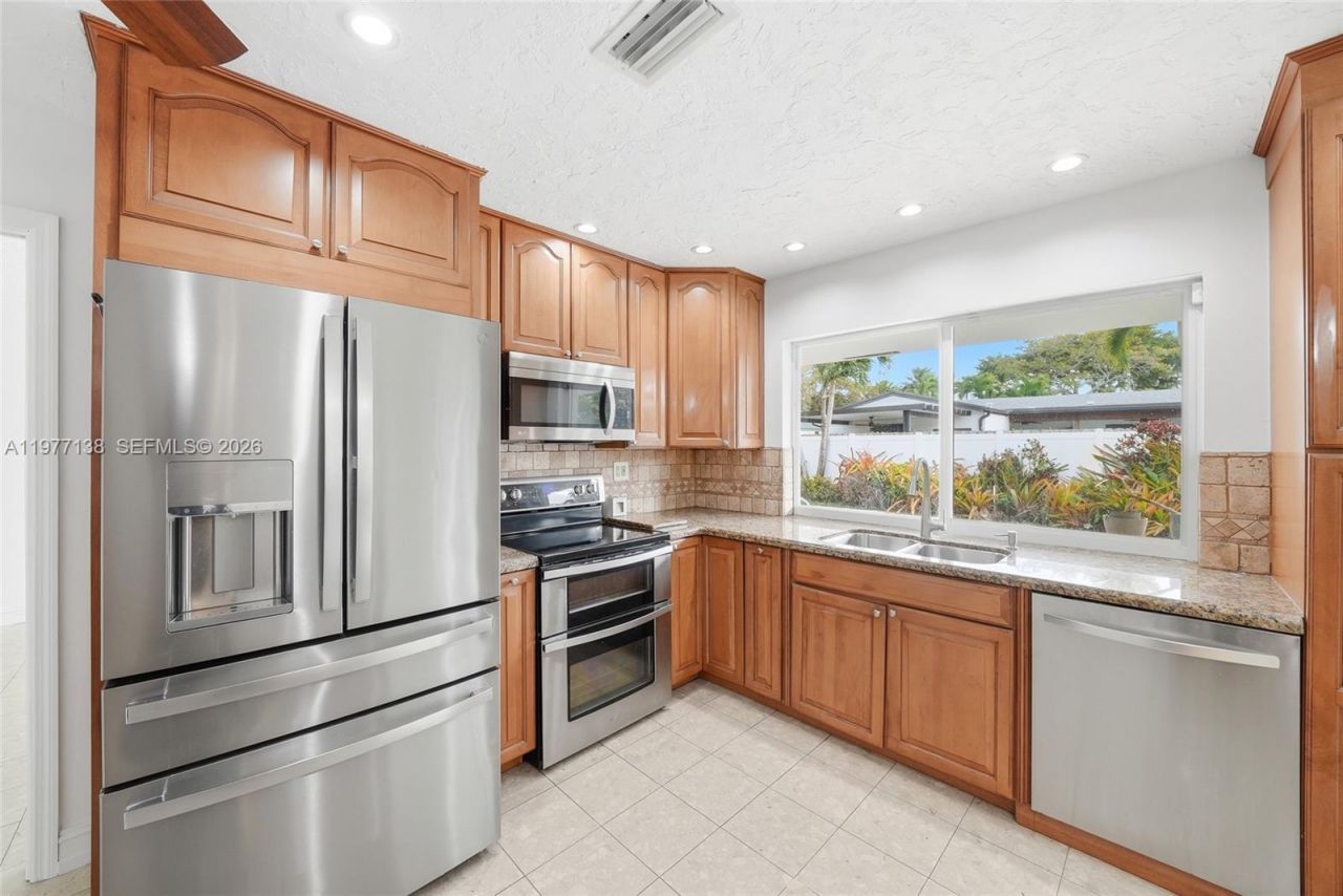 1880 NE 206th Ter, Miami, FL 33179 Photo