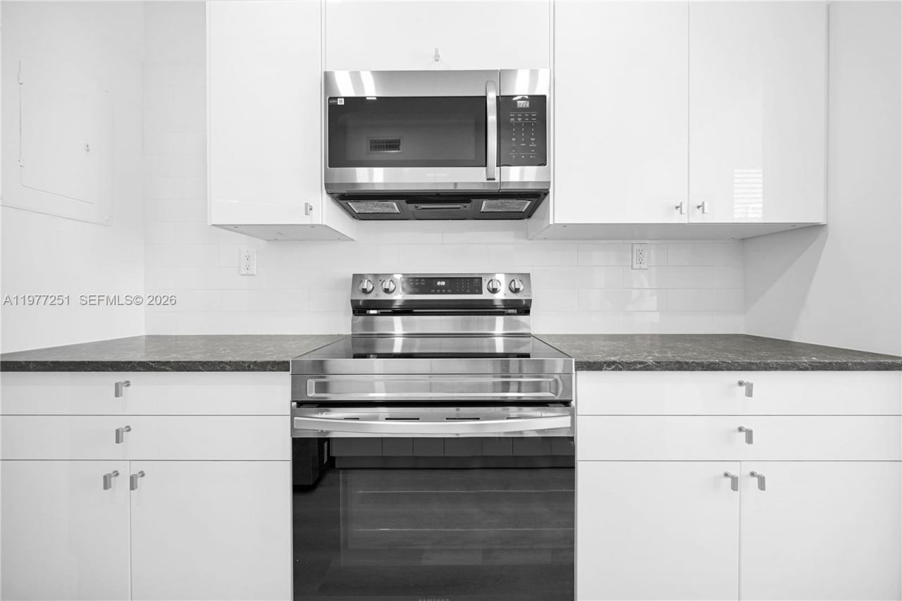 250 180th Dr , Unit 554, Sunny Isles Beach, FL 33160 Photo