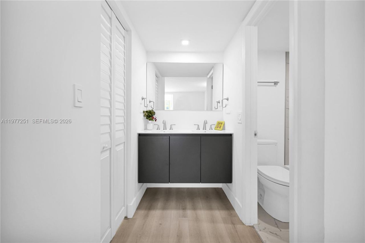 250 180th Dr , Unit 554, Sunny Isles Beach, FL 33160 Photo