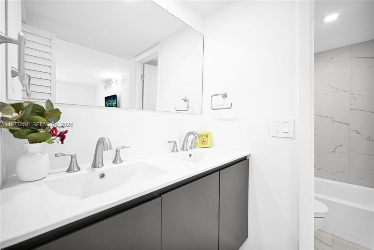 250 180th Dr , Unit 554, Sunny Isles Beach, FL 33160 Photo