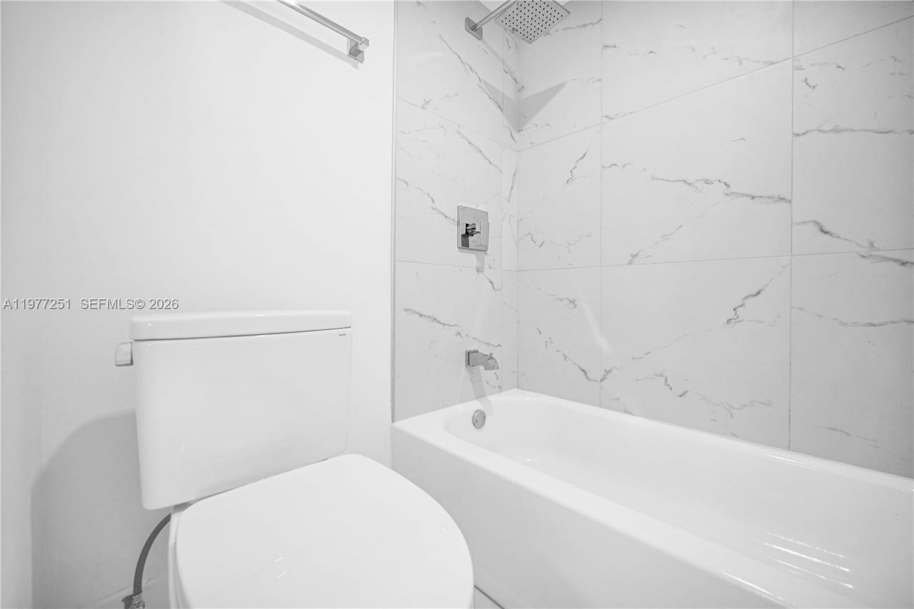 250 180th Dr , Unit 554, Sunny Isles Beach, FL 33160 Photo