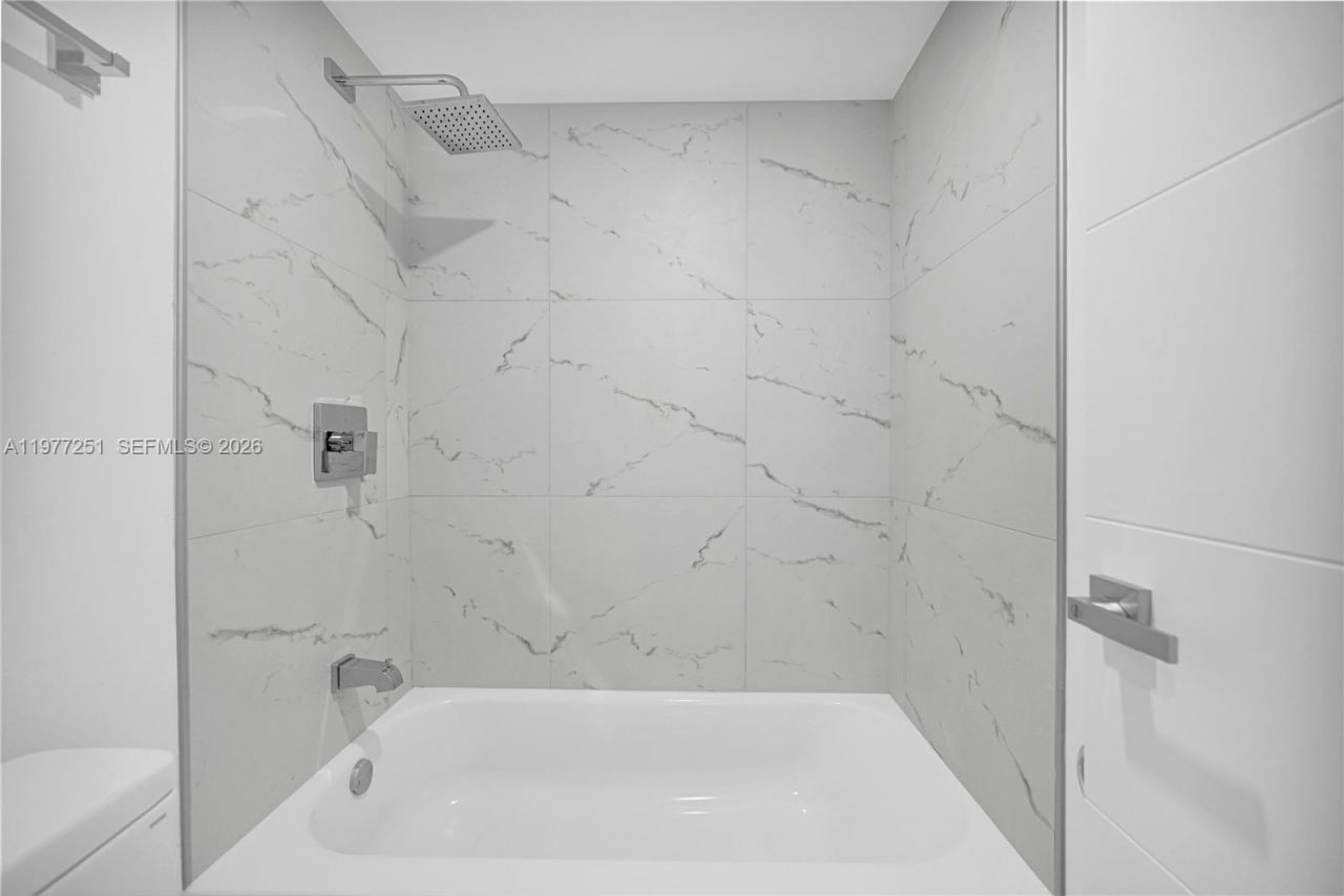 250 180th Dr , Unit 554, Sunny Isles Beach, FL 33160 Photo