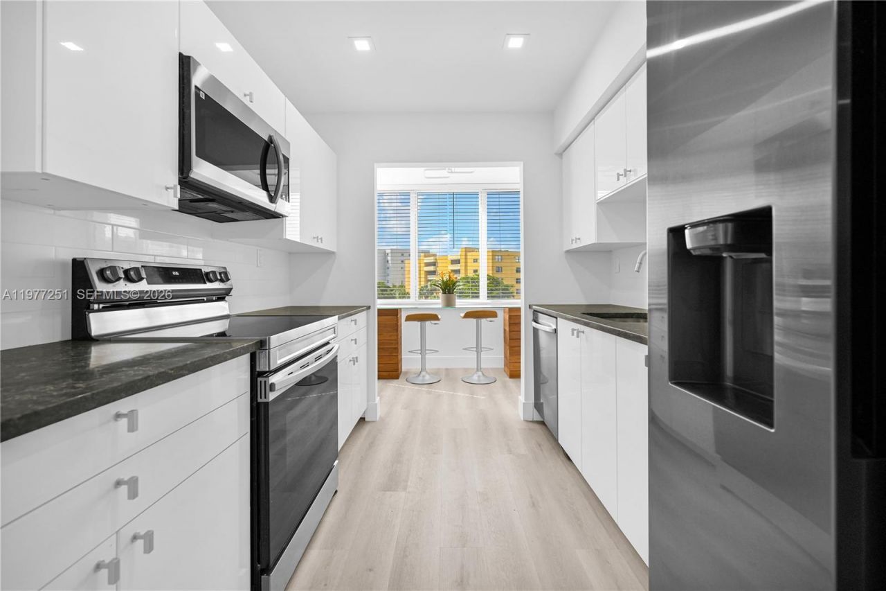 250 180th Dr , Unit 554, Sunny Isles Beach, FL 33160 Photo