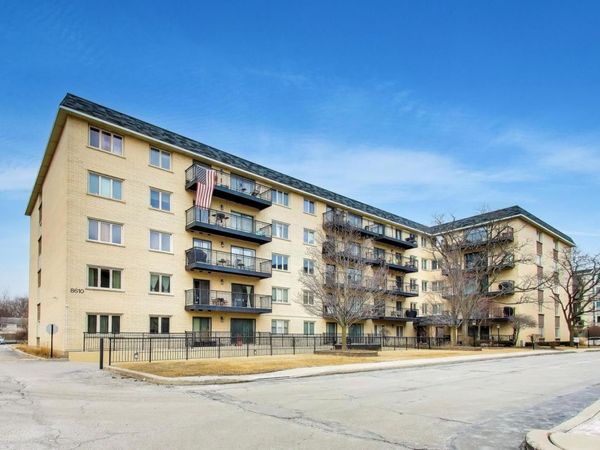 8610 Waukegan Road , Unit 302, Morton Grove, IL 60053