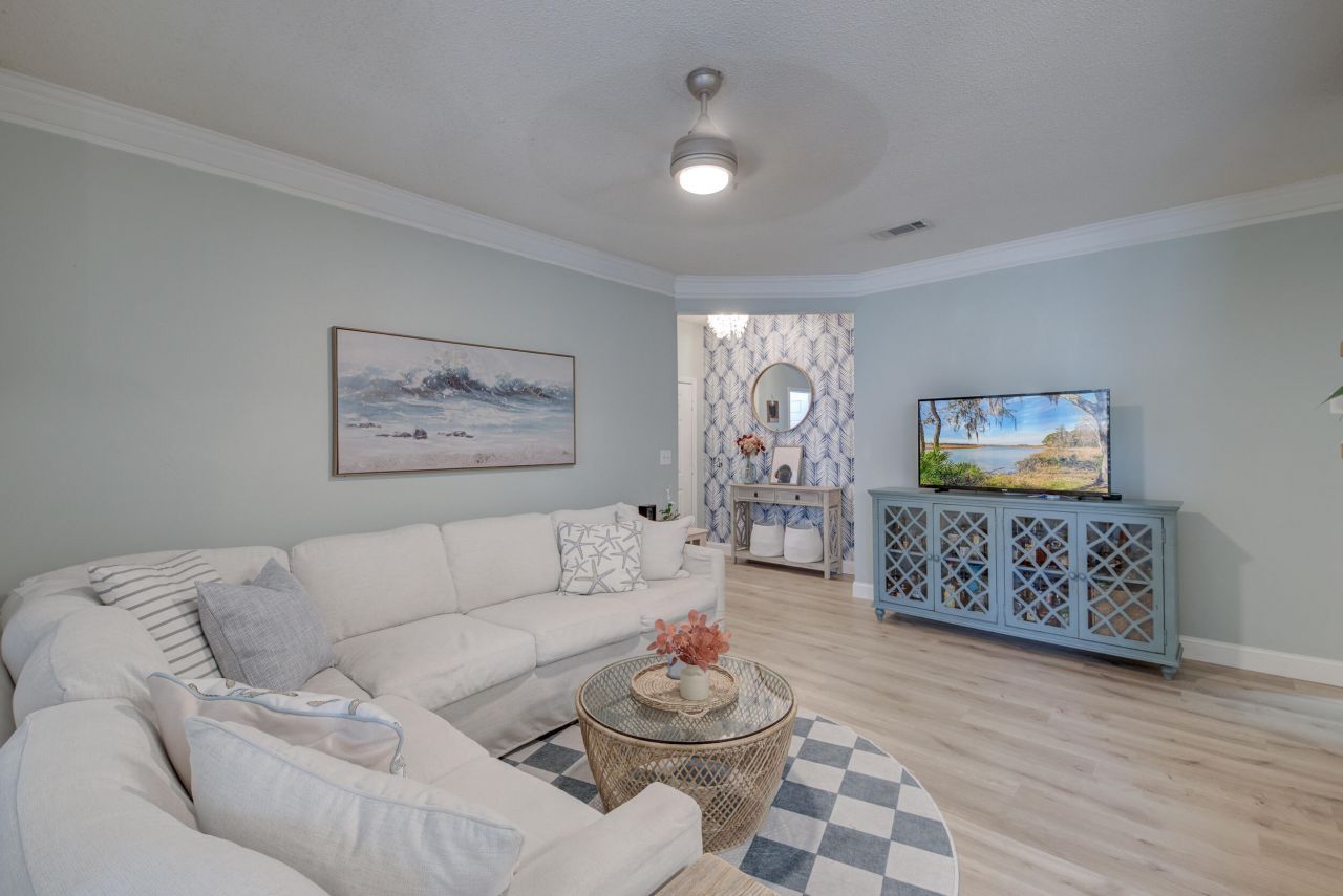 1812 Chatelain Way Photo 4