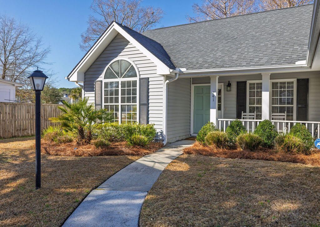 741 Veron Place Photo 5