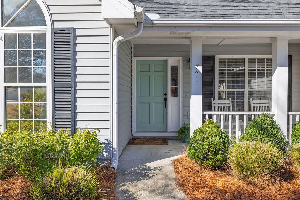 741 Veron Place Photo 6