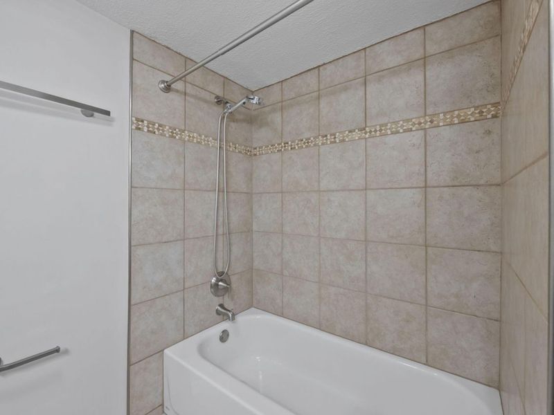 1324 Lake Shore Drive , Unit B, Columbus, OH 43204 Photo 21