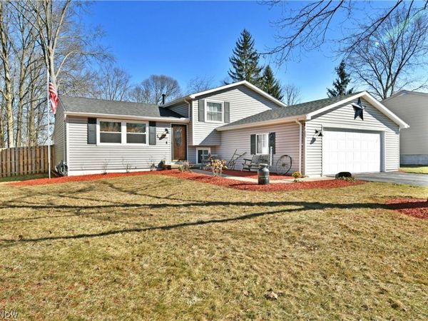 1317 Cedarwood Drive , Mineral Ridge, OH 44440