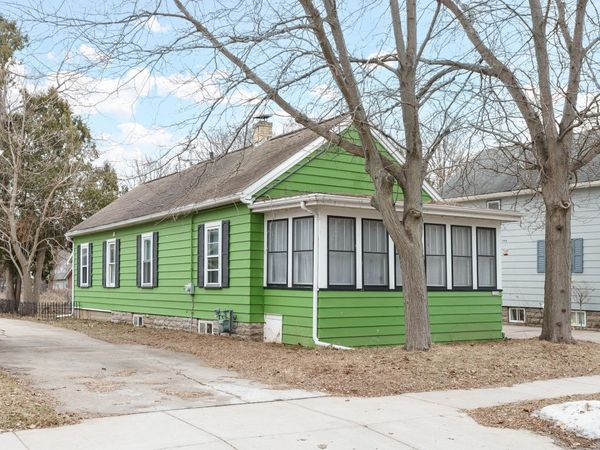 1230 Bay Shore Dr, Oshkosh, WI 54901