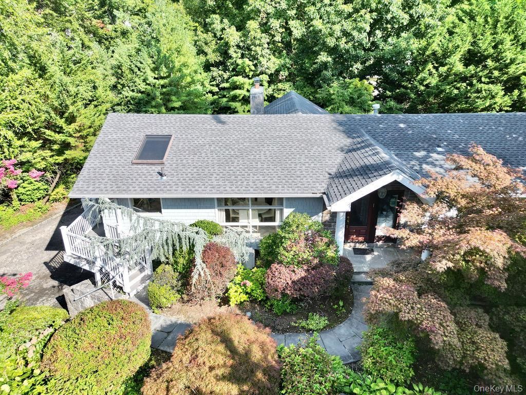 3 Wooleys Lane E, Great Neck, NY 11021 Main Photo