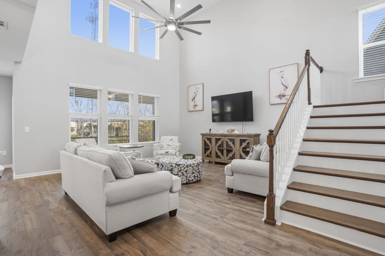 444 Mikita Dr. Photo 4