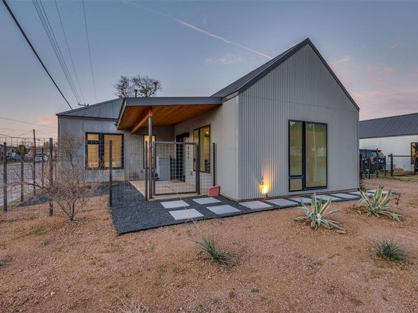 1021 nomas Street, Dallas, TX 75208