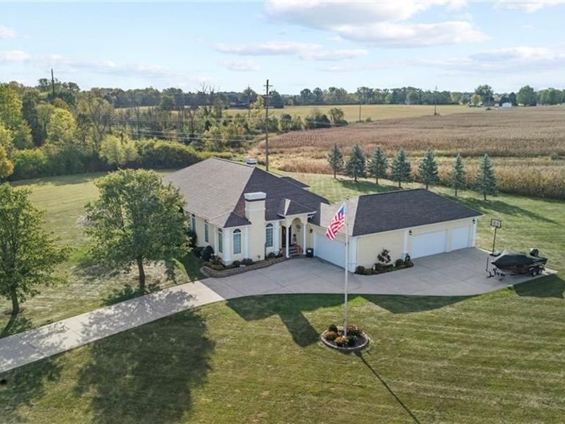 7501 S Brookstone Place, Brookville, OH 45309 Photo 2