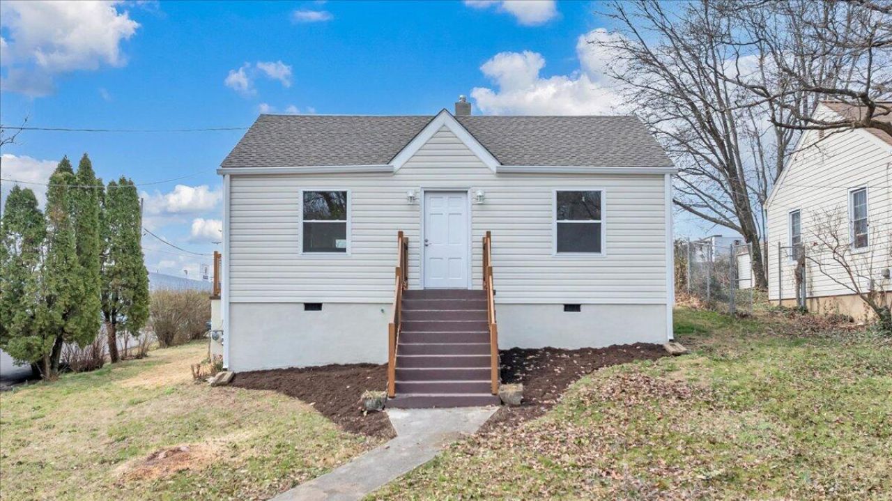 2002 Wayne St Ne, Roanoke, VA 24012 Main Photo