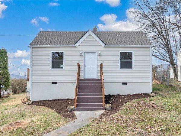 2002 Wayne ST NE, Roanoke, VA 24012