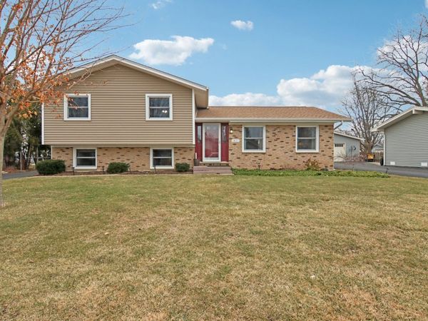 1811 Longmeadow Drive, Lindenhurst, IL 60046