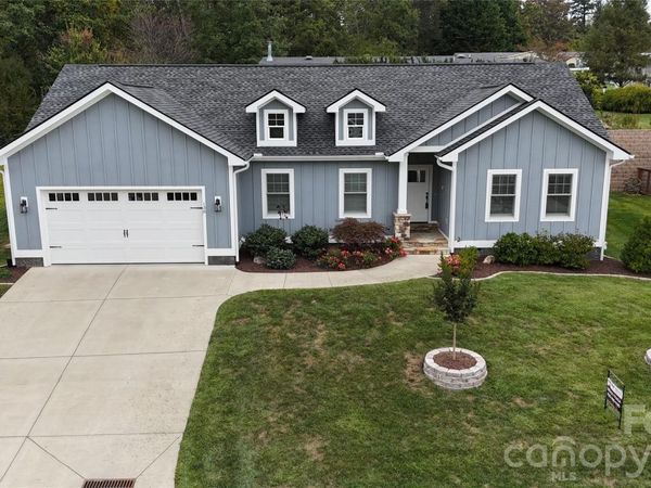 138 Olde Oak Way, Hendersonville, NC 28792