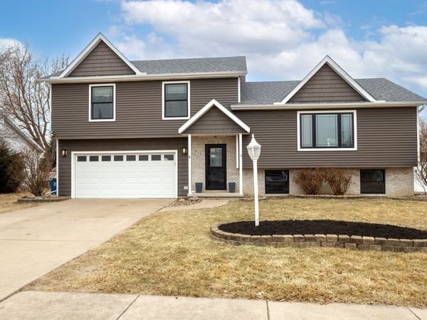 810 W Pine Street, Eldridge, IA 52748