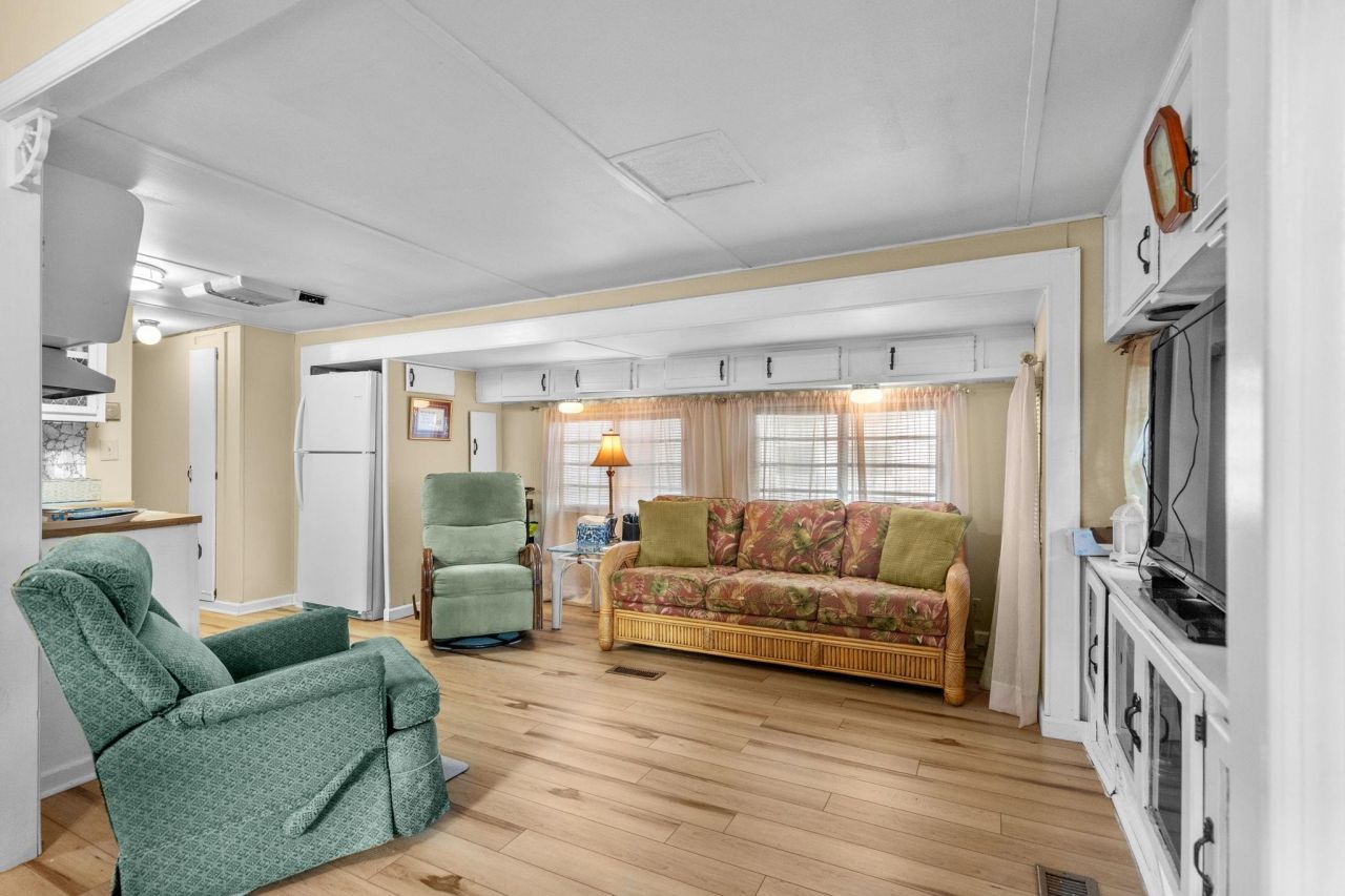 6001 1742 South Kings Hwy. Photo 8