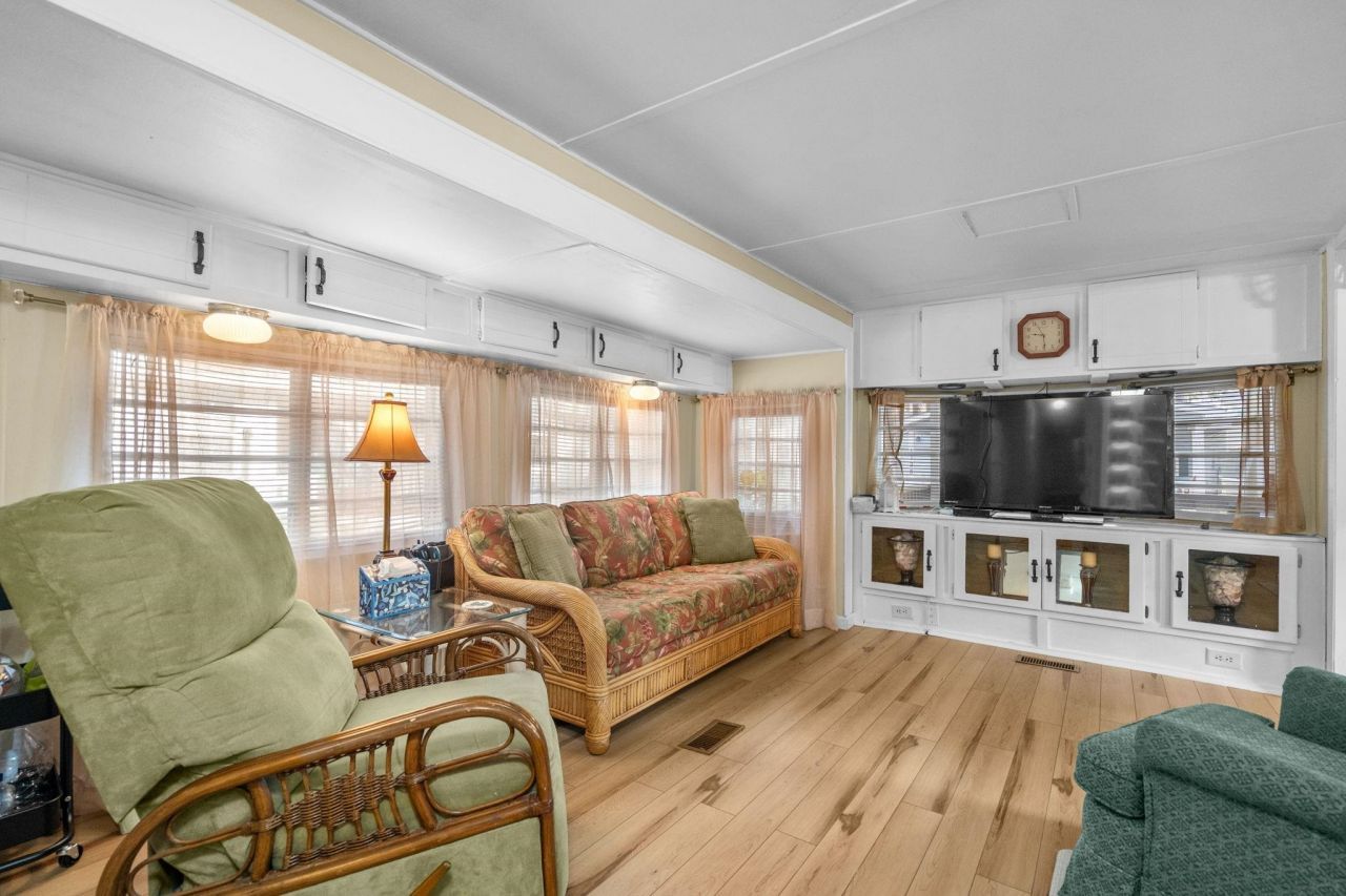 6001 1742 South Kings Hwy. Photo 9