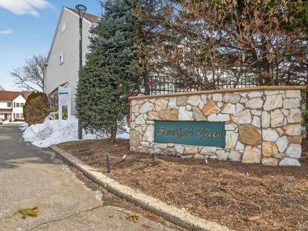 32 Stratford Green , Farmingdale, NY 11735