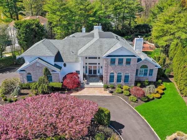 15 Pironi Court, Woodbury, NY 11797