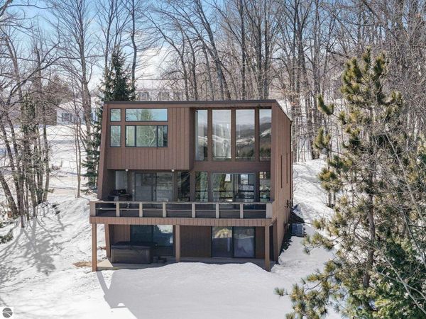 10570 Snow Crest Court S, Traverse City, MI 49684