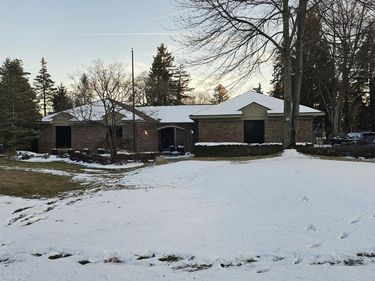 1923 Chalmers Drive W, Rochester Hills, MI 48309