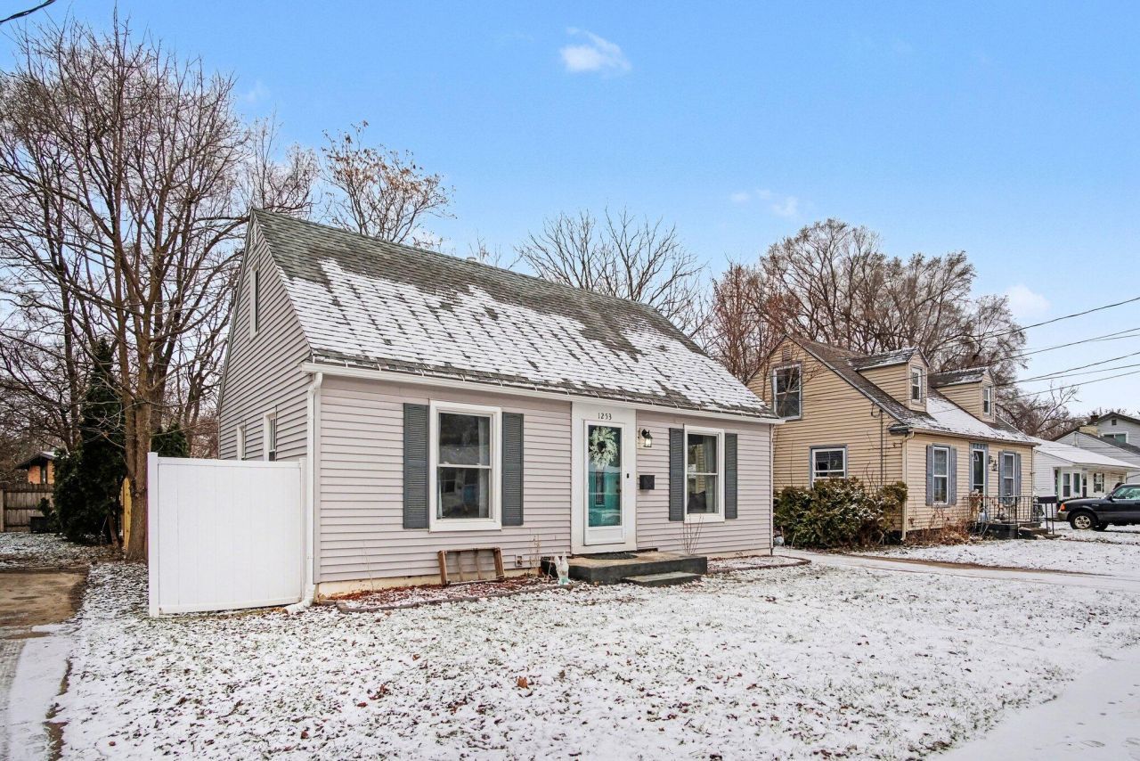 1253 Emerald Avenue Ne, Grand Rapids, MI 49505 Main Photo