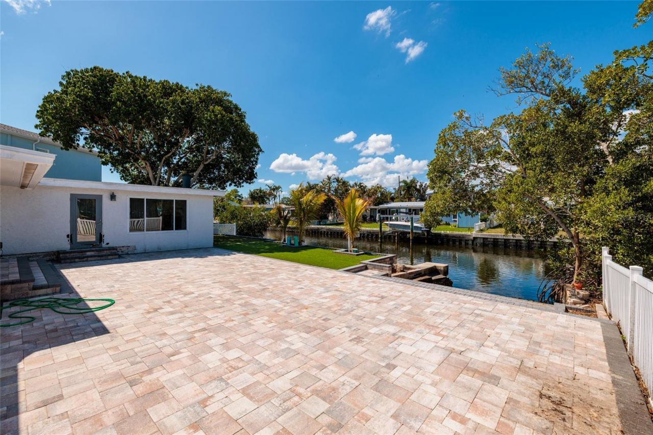 9046 Treasure Lane Ne, Saint Petersburg, FL 33702 Photo