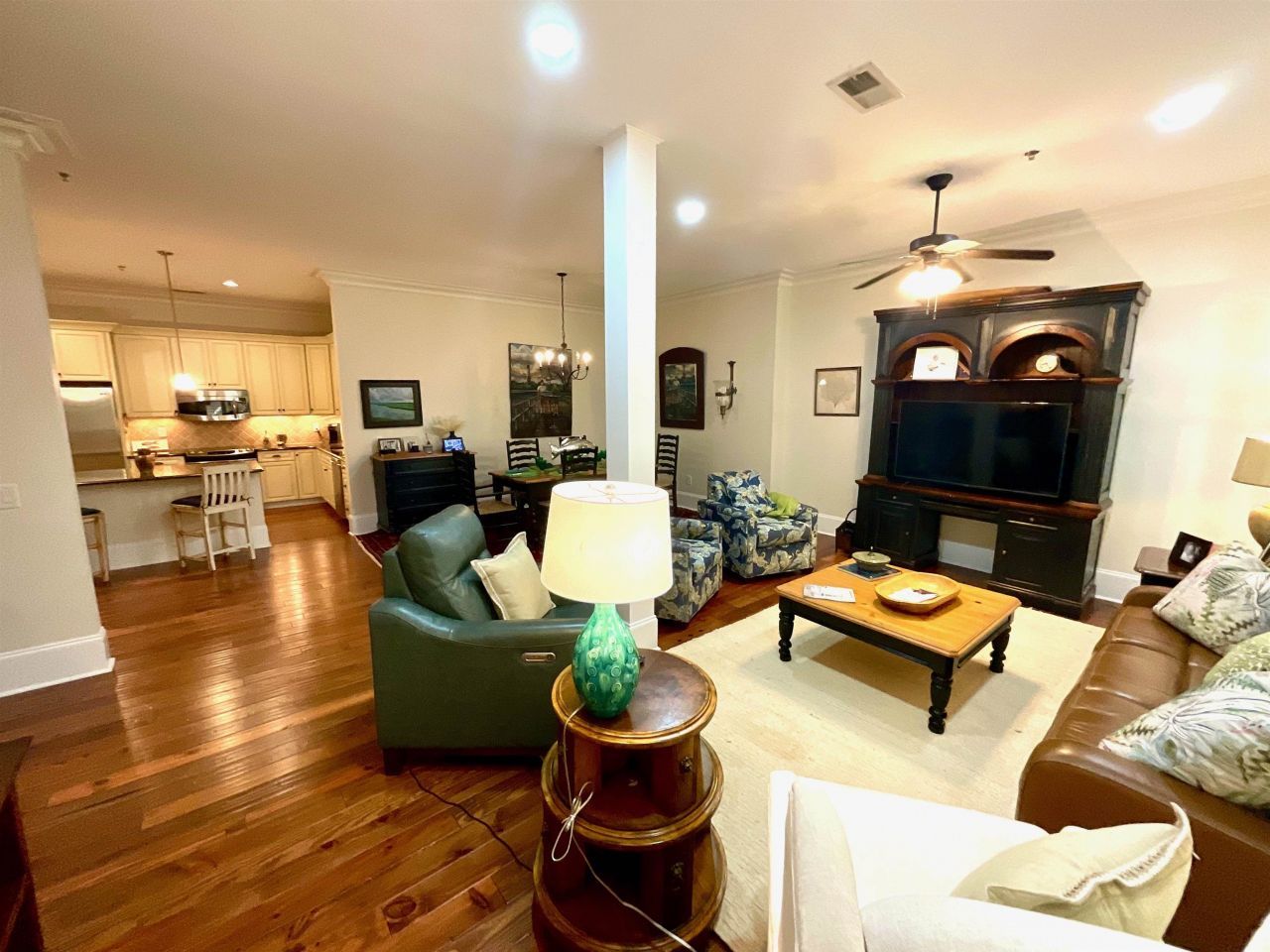 815 Front St. Photo 4