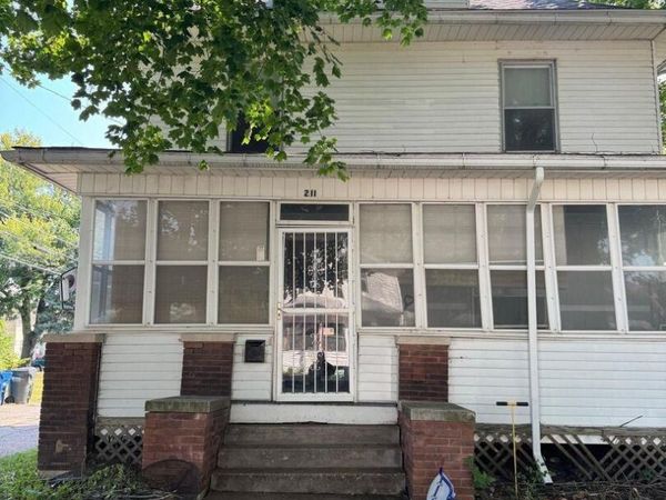 211 CEDAR Street , Davenport, IA 52802